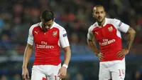 Dua penggawa Arsenal, Alexis Sanchez dan Theo Walcott (kanan) memperlihatkan ekspresi kecewa setelah The Gunners kalah dari Barcelona dengan skor 1-3, pada Leg 2 Babak 16 Besar Liga Champions, di Estadio Camp Nou, Kamis (17/3/2016) dini hari WIB. (Reuters