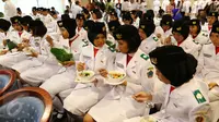 Anggota Paskibraka saat saat menikmati hidangan usai mendapat Beasiswa Apresiasi Paskibraka Nasional 2016 di Gedung BRI, Jakarta (18/08).  Bank BRI memberikan Beasiswa senilai Rp.262.500.000,- (Liputan6.com)