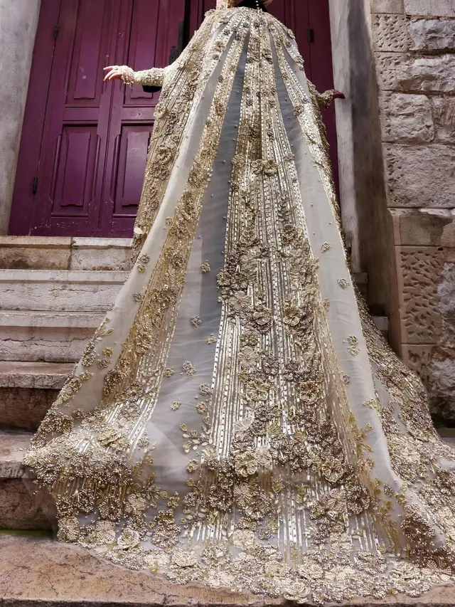 Menilik Detail Outer dan Veil Emas yang Dipakai Syahrini di Hari ke-2 Festival Film Cannes