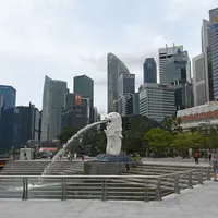 Para wisatawan mengunjungi Taman Merlion di Singapura pada 6 Maret 2020. Tempat-tempat wisata utama di Singapura sepi dari turis di tengah epidemi virus corona COVID-19. (Xinhua/Then Chih Wey)