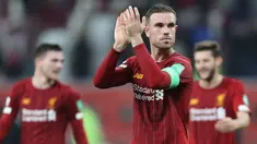 Jordan Henderson tercatat telah menjadi kapten Liverpool selama enam tahun dan masih dipercaya hingga saat ini. Sempat menuai kritikan di awal jabatannya, Henderson mampu membuktikannya dengan meriah banyak gelar untuk The Reds, termasuk Liga Inggris dan Liga Champions. (AFP/Karim Jaafar)