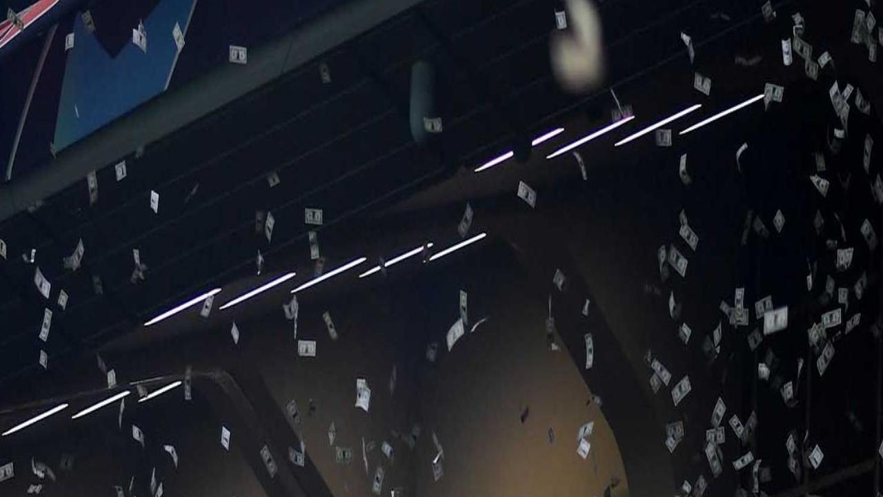 Hampir sepanjang laga, pendukung garis keras AC Milan melemparkan berlembar-lembar uang palsu 'Dollarumma' ke gawang yang dikawal Donnarumma. REUTERS/Alessandro Garofalo