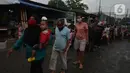 Warga mengantre menerima pembagian makan gratis di Posko Perjuangan Rakyat (POSPERA), Jakarta, Rabu (10/3/2021). Pembagian 500 nasi bungkus beserta masker dan vitamin secara gratis setiap harinya dalam bentuk meringankan beban warga di tengah pandemi Covid-19. (merdeka.com/Imam Buhori)