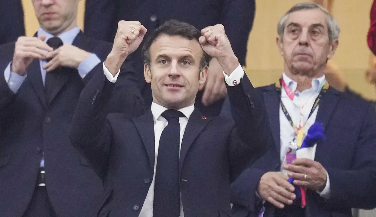 Presiden Prancis itu tampak bahagia usai Les Blues menang dan memastikan lolos ke final Piala Dunia 2022. (AP Photo/Manu Fernandez)