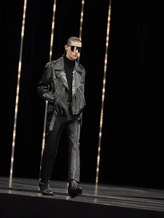 Melengkapi koleksinya adalah sepatu boot Cruiser, sepatu bot emas setinggi lutut, dan lebih banyak gaya yang dilengkapi dengan platform besar. (Dok/Celine).