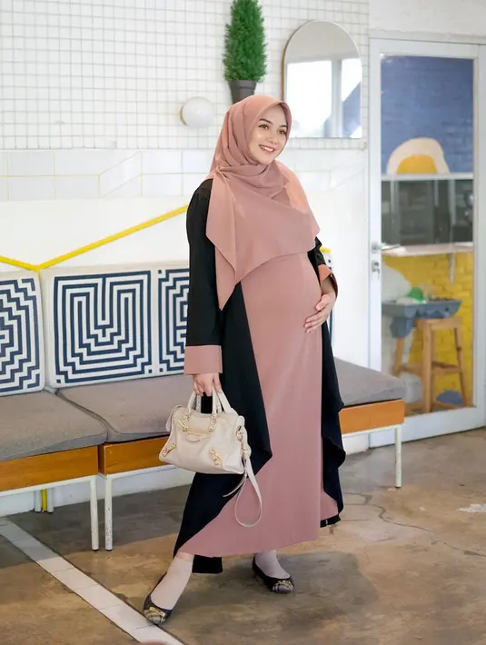 "Uugh...semakin deg2an deh menuju lahiran..apakah ini yang di namakan nervous!!!" tulis Citra Kirana. (Instagram/citraciki)