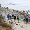 Sejumlah orang berjalan di pantai saat berusaha menyeberang dari Fnideq, Maroko utara, menuju Ceuta, wilayah Spanyol di Afrika Utara, Jumat (31/7/2026). (Dok. AP)
