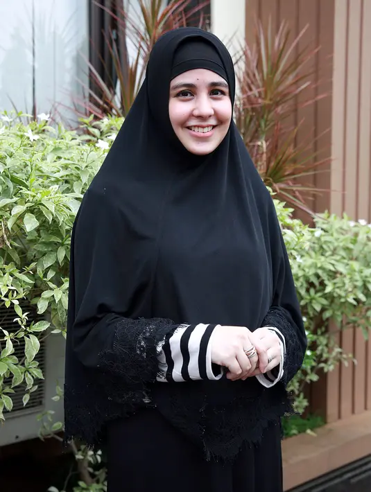 Saat mengikuti sidang, Risty Tagor mengenakan pakaian serba hitam dan berkaca mata berlensa gelap. (Deki Prayoga/Bintang.com)