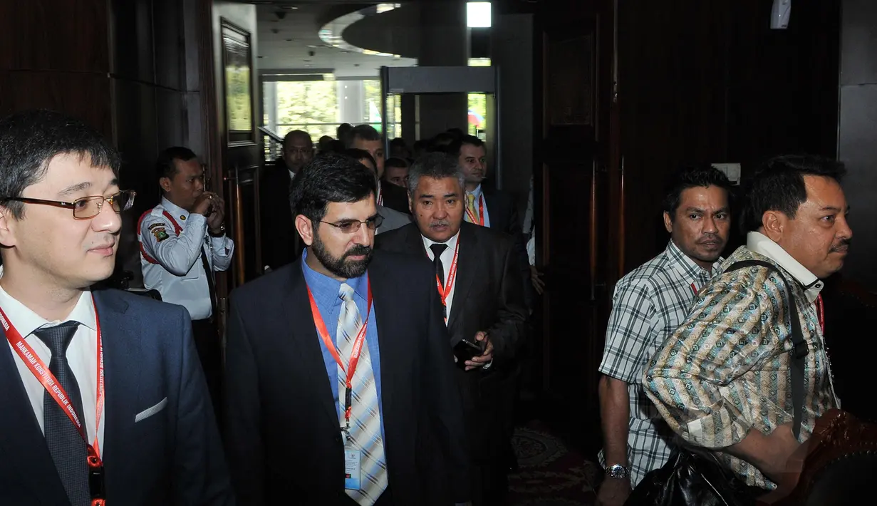Delegesi Asosiasi Sekjen Mahkamah Konstitusi Se Asia berjalan masuk ke ruang sidang MK, Jakarta, Selasa (26/5/2015). Pertemuan para sekjen anggota AACC itu dihadiri oleh 13 negara yang telah bergabung. (Liputan6.com/Herman Zakharia)