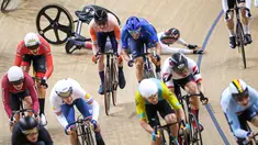 Pebalap sepeda Jepang, Imamura Shunsuke terjatuh saat berkompetisi pada nomor omnium tempo race putra UCI Track Nations Cup 2023 yang berlangsung di Jakarta International Velodrome, Rawamangun, Jakarta, Sabtu (25/02/2023). (Bola.com/Bagaskara Lazuardi)