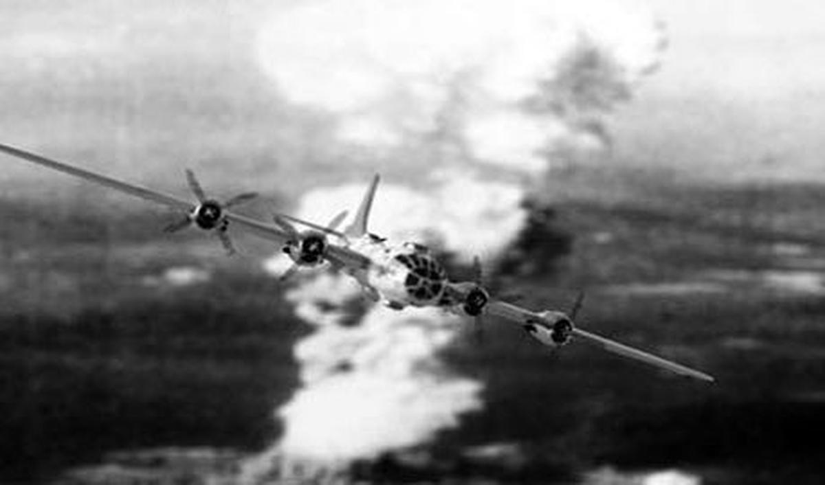 Pada Agustus 1945, Amerika Serikat (AS) menjatuhkan dua bom nuklir Little Boy dan Fat Man ke kota Hiroshima dan Nagasaki. Pengeboman ini menewaskan sedikitnya 129.000 hingga 226.000 orang.
