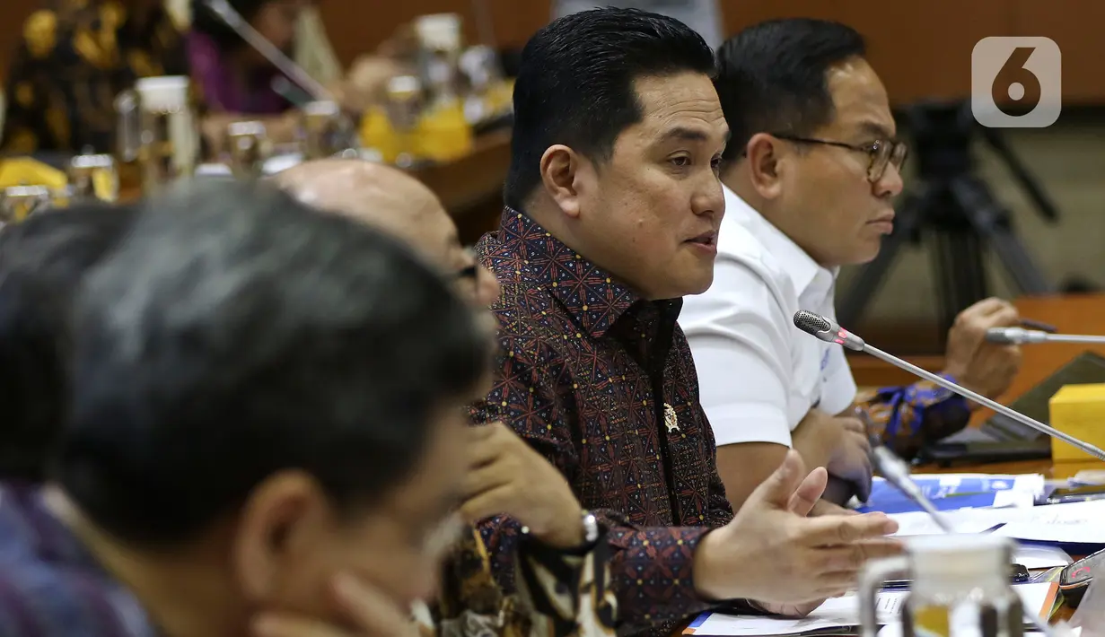 Menteri BUMN, Erick Thohir memberikan paparan dalam rapat dengan Panitia Kerja (Panja) DPR RI untuk skandal di PT Asuransi Jiwasraya (Persero), di Kompleks Parlemen, Jakarta, Selasa (29/1/2020). Erick Thohir diundang untuk membahas penyelesaian sengkarut Jiwasraya. (Liputan6.com/Johan Tallo)