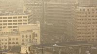 Pemandangan yang terlihat saat badai pasir menerjang kota Kairo, Mesir, 8 September 2015. Badai pasir besar melanda Timur Tengah, menewaskan 2 orang dan ratusan orang dirawat di rumah sakit di Lebanon. (REUTERS/Mohamed Abd El Ghany)