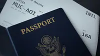 Potret paspor dan tiket pesawat. (dok. Unsplash/Nicole Geri)
