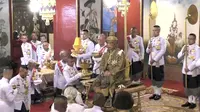 Ini yang Dilakukan Ratu Thailand Saat Penobatan Raja Vajiralongkorn