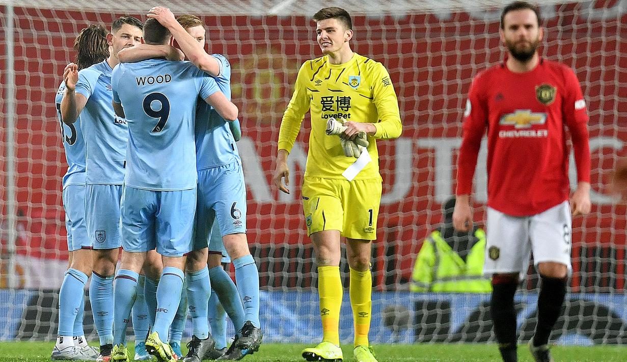 Para pemain Burnley merayakan gol yang dicetak oleh Chris Wood ke gawang Manchester United pada laga Premier League di Stadion Old Trafford, Kamis (23/1/2020). Manchester United takluk 0-2 dari Burnley. (AFP/Paul Ellis)