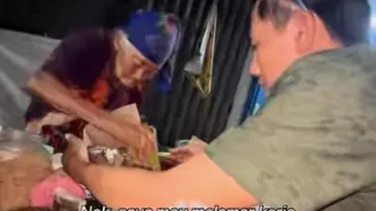 Beberapa kali nenek Niah kesusahan untuk mencari tahu yang ada di depannya. Hal itu membuatnya harus dibantu oleh pria di dalam video untuk menemukan tahu tersebut.