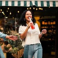 Ilustrasi seseorang sedang menghidrasi dirinya sendiri. (Foto: Unsplash/Jarritos Mexican Soda)