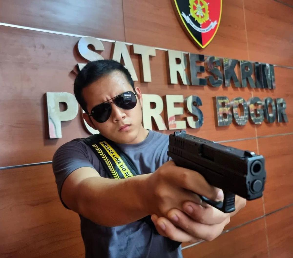 Baru-baru ini, Iptu Hafiz membagikan momen saat datang ke sebuah undangan acara pernikahan. Tidak sendiri, kali ini Ia ditemani oleh sang kekasih tercinta Angela Adinda Nurrina Perkasa Hendropriyono. <br>
