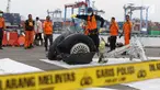 Petugas menyemprot cairan pada bagian roda pesawat Lion Air PK-LQP JT 610 di Pelabuhan JICT 2, Jakarta, Senin (5/11). Bagian tersebut dipindah untuk dilakukan identifikasi dan pengecekan lebih lanjut oleh KNKT. (Liputan6.com/Helmi Fithriansyah)