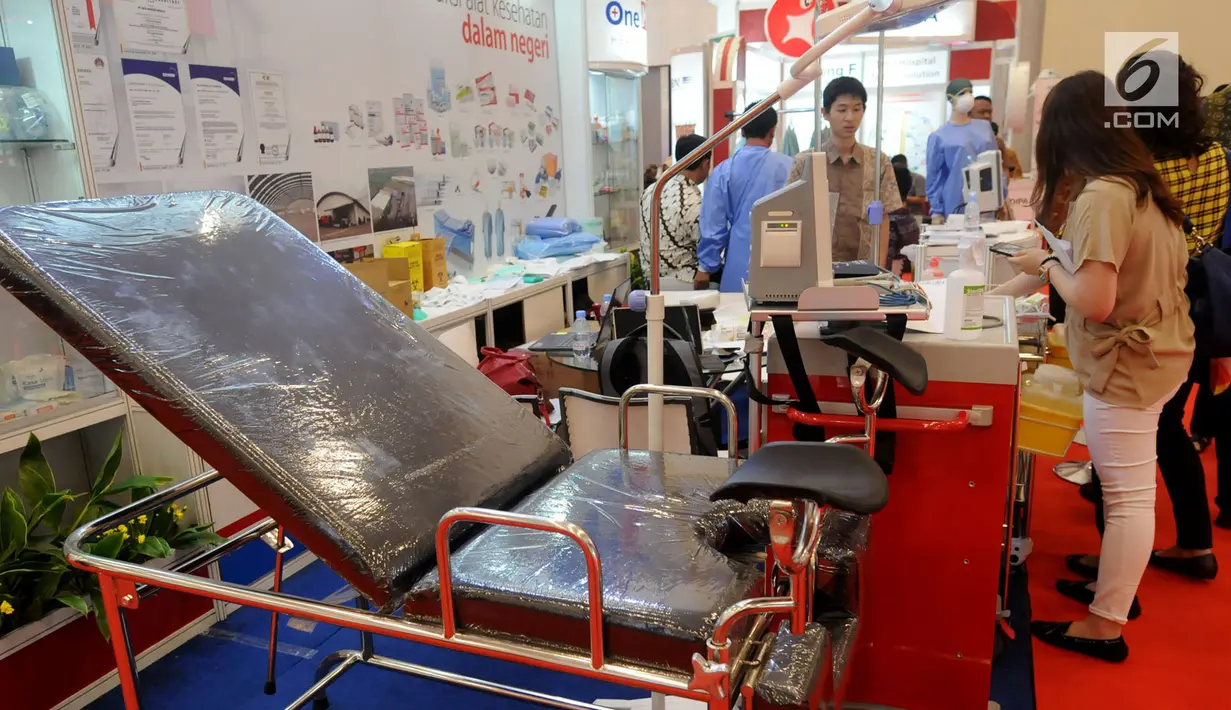 Tempat tidur pasien ibu hamil dipamerkan di pameran Pembangunan Kesehatan dan Produksi Alat Kesehatan Dalam Negeri di ICE BSD, Tangerang, Selasa (12/2). Pameran berlangsung hingga 16 Februari 2019. (Merdeka.com/Arie Basuki)