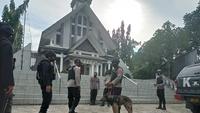 Jelang Malam Natal 2025, Brimob Sterilisasi 58 Gereja di Sultra
