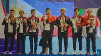 Tim esport Indonesia setelah mendapatkan medali perak SEA Games 2021 dari nomor team Mobile Legends di Hanoi National Conventional Center, Jumat (20/5). (NOC Indonesia)