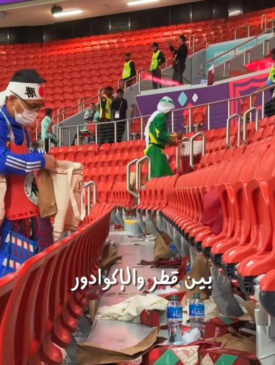 Bahkan di saat suporter lain asyik berfoto, para penonton asal Jepang itu tak mau meninggalkan sampah. Aksi mereka banjir pujian dari suporter lain hingga netizen. (Liputan6.com/IG/@omr94).