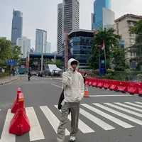 Renjun tampak berpose di jalanan CFW [Foto: instagram/nct_dream]