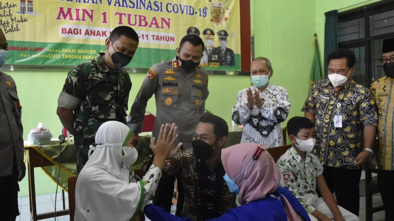 Dandim 0811 Tuban, bersama Kapolres Tuban, dan Bupati Aditya Halindra Faridzky ketika memantau proses vaksinasi anak sekolah dasar. (Liputan6.com/Ahmad Adirin)