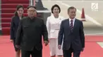 Moon Jae-in melakukan kunjungan ke Pyongyang, Korea Utara. Moon disambut ratusan warga Korea Utara yang memegang bunga dan bendera persatuan Korea.