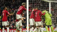 Penjaga gawang Manchester United Andre Onana, kanan, merayakan bersama rekan satu timnya setelah melakukan penyelamatan tendangan penalti pada pertandingan sepak bola grup A Liga Champions antara Manchester United dan Kopenhagen di stadion Old Trafford di Manchester, Inggris, Selasa, 24 Oktober 2023. (AP Foto/Dave Thompson)