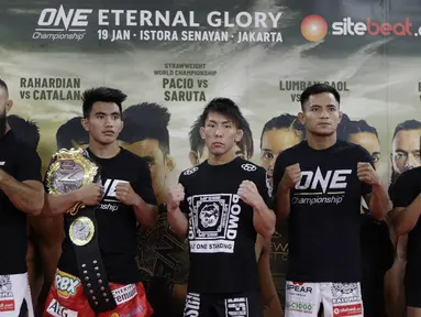 Para petarung MMA foto bersama usai latihan di Syena Martial Arts, Jakarta, Rabu (16/1). Latihan ini merupakan persiapan jelang laga One Championship pada Sabtu (19/1) mendatang di Istora Senayan. (Bola.com/M. Iqbal Ichsan)