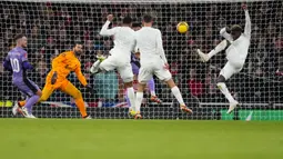 Pemain Arsenal, Bukayo Saka (kanan) berusaha mencetak gol ke gawang Liverpool saat laga putaran ketiga Piala FA 2023/2024 di Emirates Stadium, London, Inggris, Minggu (07/01/2024) WIB. Arsenal mengusung kampanye bertajuk 'No More Red' saat menggunakan jersey yang serba putih. (AP Photo/Kirsty Wigglesworth)