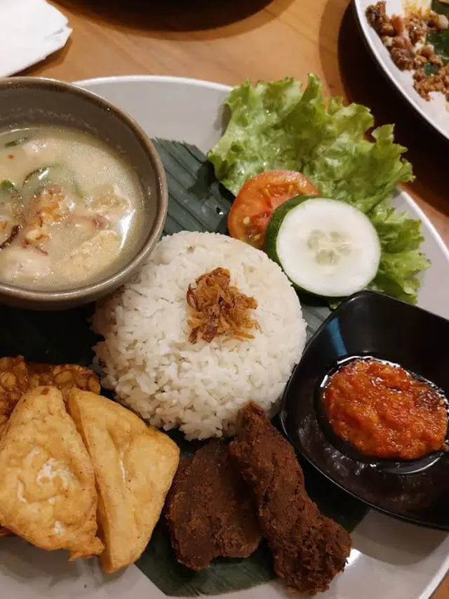 Rekomendasi Tempat Makan Siang di Solo Ala Warlok
