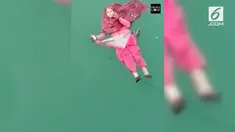 Seorang wanita ditemukan hidup-hidup tengah mengapung misterius usai terjatuh ke saluran irigasi dengan kedalaman 9 meter.