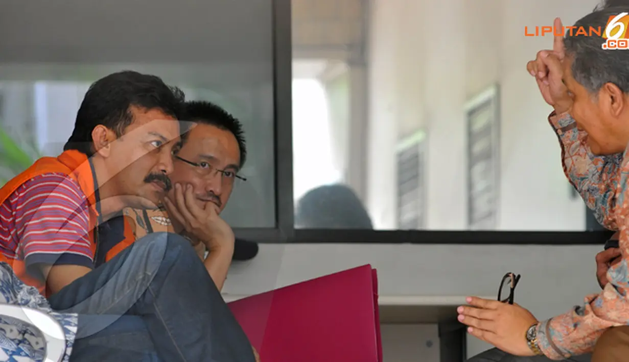 Andi tampak berbincang-bincang di Rutan KPK, Jakarta. Andi resmi ditahan pada Kamis (17/07/13) kemarin dalam kasus Hambalang.(Liputan6.com/ Abdul Aziz Prastowo)