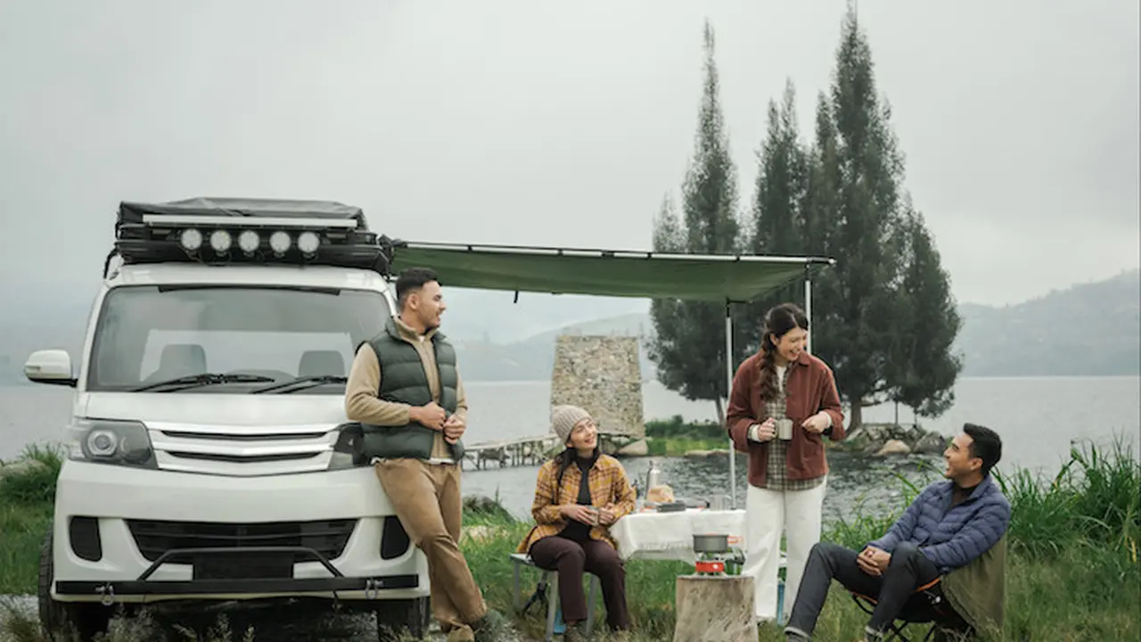 3 Outfit Penting yang Wajib Dibawa Saat Liburan di Musim Hujan