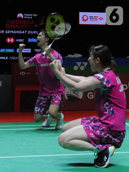 Pebulutangkis ganda campuran Jepang Yuta Watanabe (kiri) dan Arisa Higashino berselebrasi saat mengalahkan wakil Hongkong Tan Cun Man dan Tse Ying Suet dalam babak semifinal Indonesia Open 2023 di stadion Istora Senayan Jakarta, Sabtu (17/6/2023). (merdeka.com/Imam Buhori)