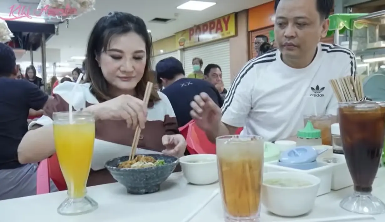 Kiki mengaku sejak lama berlangganan bakmie Bangka tersebut. Kiki juga rela ngantri untuk bisa makan bakmie tersebut. Terlihat warung tersebut sangat ramai. [Youtube/Kiki Amalia]