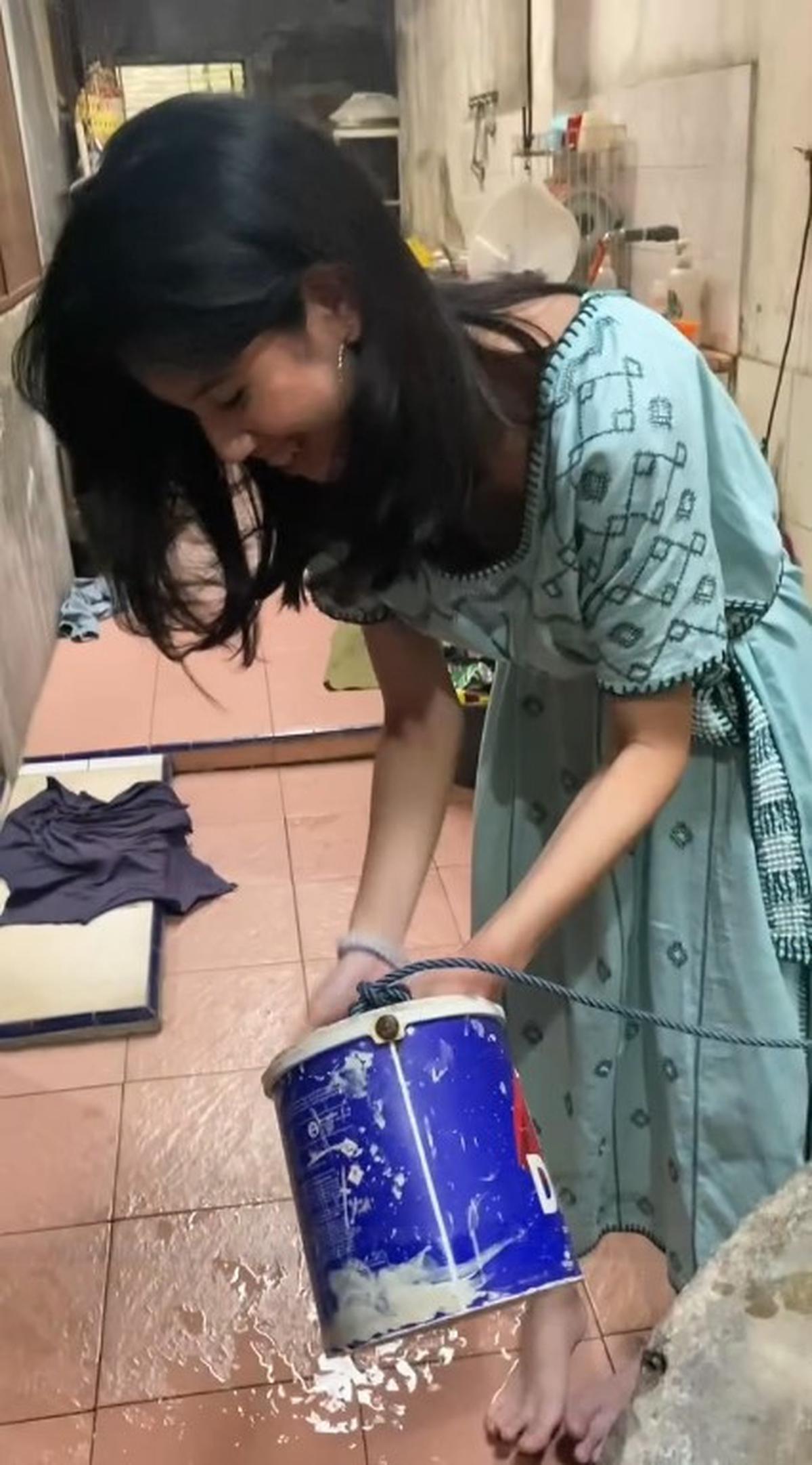Tempat Mandi sang Ayah Waktu Kecil, Ini Momen Ketiga Anak Cewek Ariyo Wahab Lihat Sumur Pertama Kali - Tampak Terheran
