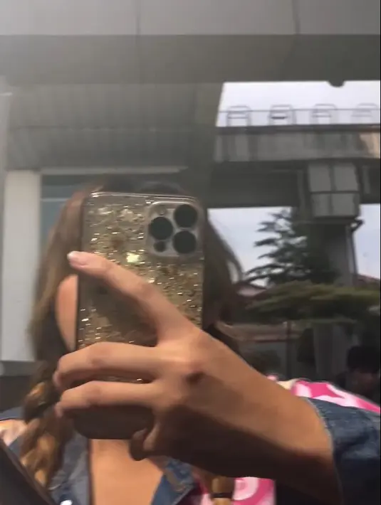 Setelah turun ke dapil tempat pemilihannya, Cilacap, Vicky Shu langsung manggung di Jogja. Saat pulang ke Jakarta, penyanyi kelahiran Cilacap 37 tahun silam itu dijemput oleh anak-anaknya. [Instagram/vickyshu]