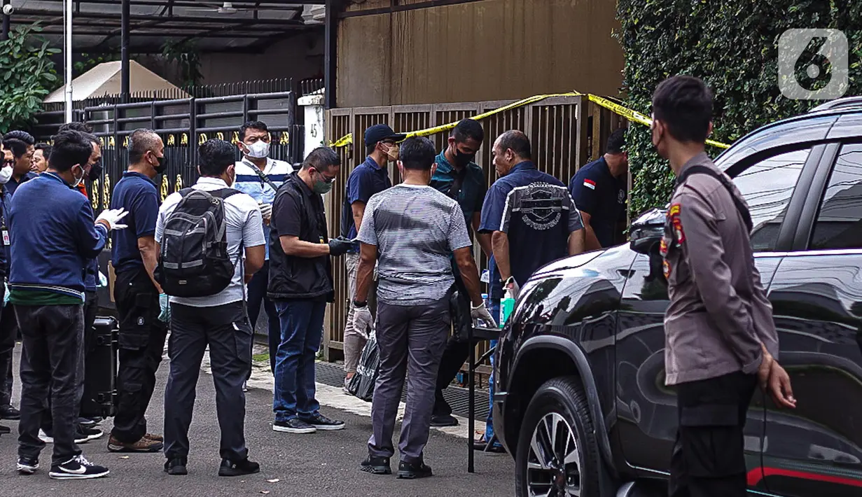 Tim penyidik kepolisian melakukan prarekonstruksi di rumah singgah Irjen Ferdy Sambo di Komplek Polri Duren Tiga, Jakarta, Sabtu (23/7/2022). Prarekonstruksi kali ini digelar di kediaman eks Kadiv Propam Irjen Pol Ferdy Sambo. (Liputan6.com/Faizal Fanani)