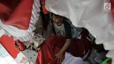 Pekerja menyelesaikan pembuatan bendera Merah Putih di Pasar Senen, Jakarta, Selasa (6/8/2019). Jelang perayaan Hari Kemerdekaan ke-74 RI, permintaan bendera Merah Putih di Pasar Senen meningkat dua kali lipat dari bulan biasa. (merdeka.com/Iqbal S. Nugroho)
