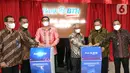 Wakil Komisaris Utama Bank BTN Iqbal Latanro bersama Direktur Distribution and Retail Funding Jasmin, Direktur Compliance and Legal Eko Waluyo, Komisaris Eko D Heri Purwanto dan Andin Hadiyanto, Kabiro Perekonomian Sumatera Utara Naslindo Sirait menekan tombol, di Medan (23/12/2021). (Liputan6.com)