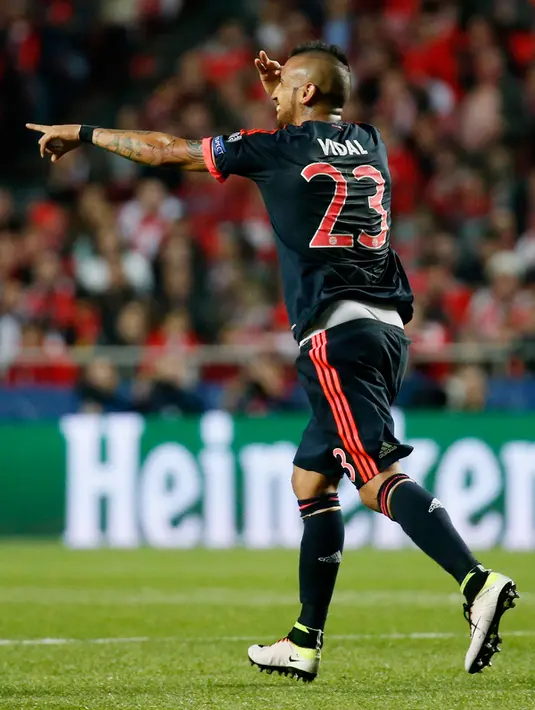 Gelandang Muenchen, Arturo Vidal melakukan selebrasi usai mencetak gol kegawang Benfica di leg kedua Liga Champions di Stadion Da Luz, Portugal (14/4). Muenchen lolos ke semifinal usai mengalahkan Benfica dengan agregat 3-2. (Reuters/Paul Hanna)