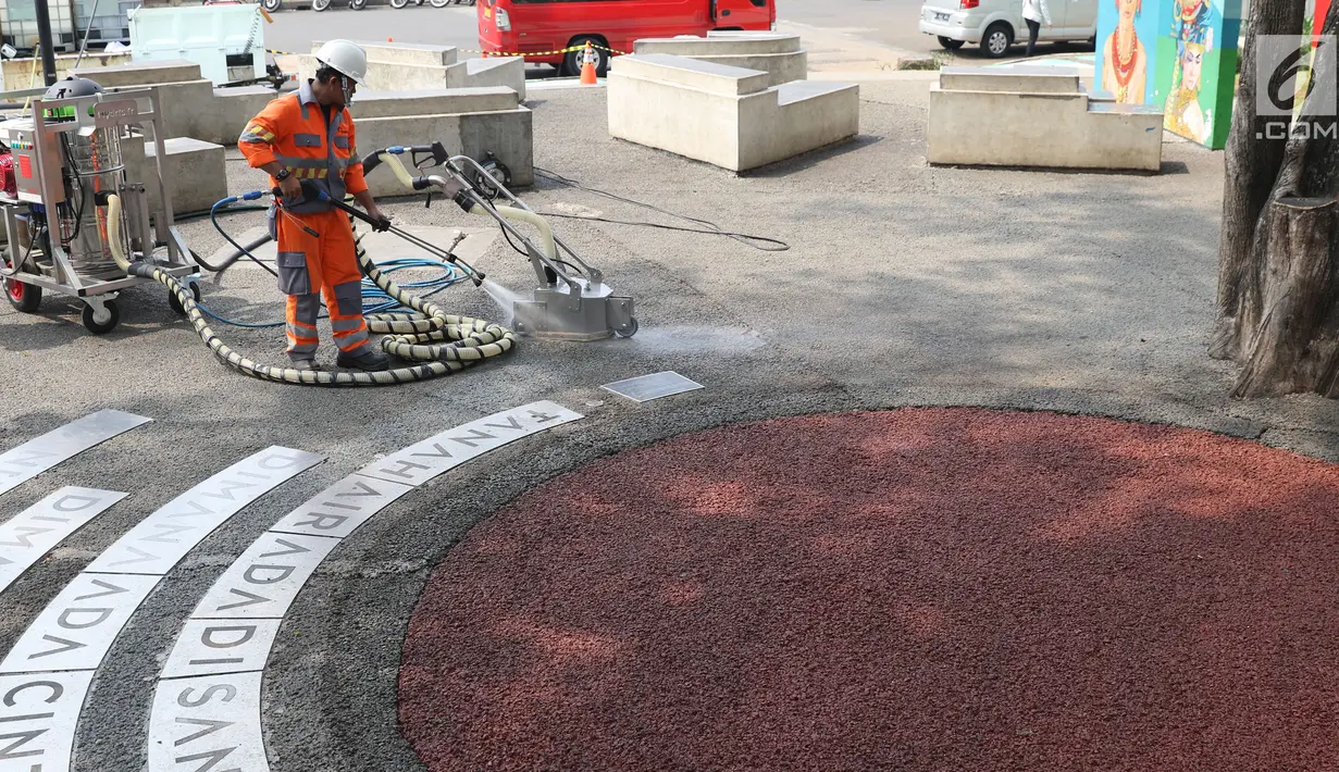 Petugas membersihkan alat ThruKlin usai membersihkan beton berpori di area Taman Pandang Istana, Jakarta, Kamis (2/8). Beton berpori digunakan pada beberapa proyek revitalisasi, salah satunya kawasan SUGBK. (Liputan6.com/Helmi Fithriansyah)