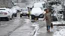 Seorang pejalan kaki berjalan saat salju pertama turun di Kota Lviv, Ukraina, 17 November 2022. Salju pertama musim ini turun di tengah invasi Rusia ke Ukraina. (YURIY DYACHYSHYN/AFP)
