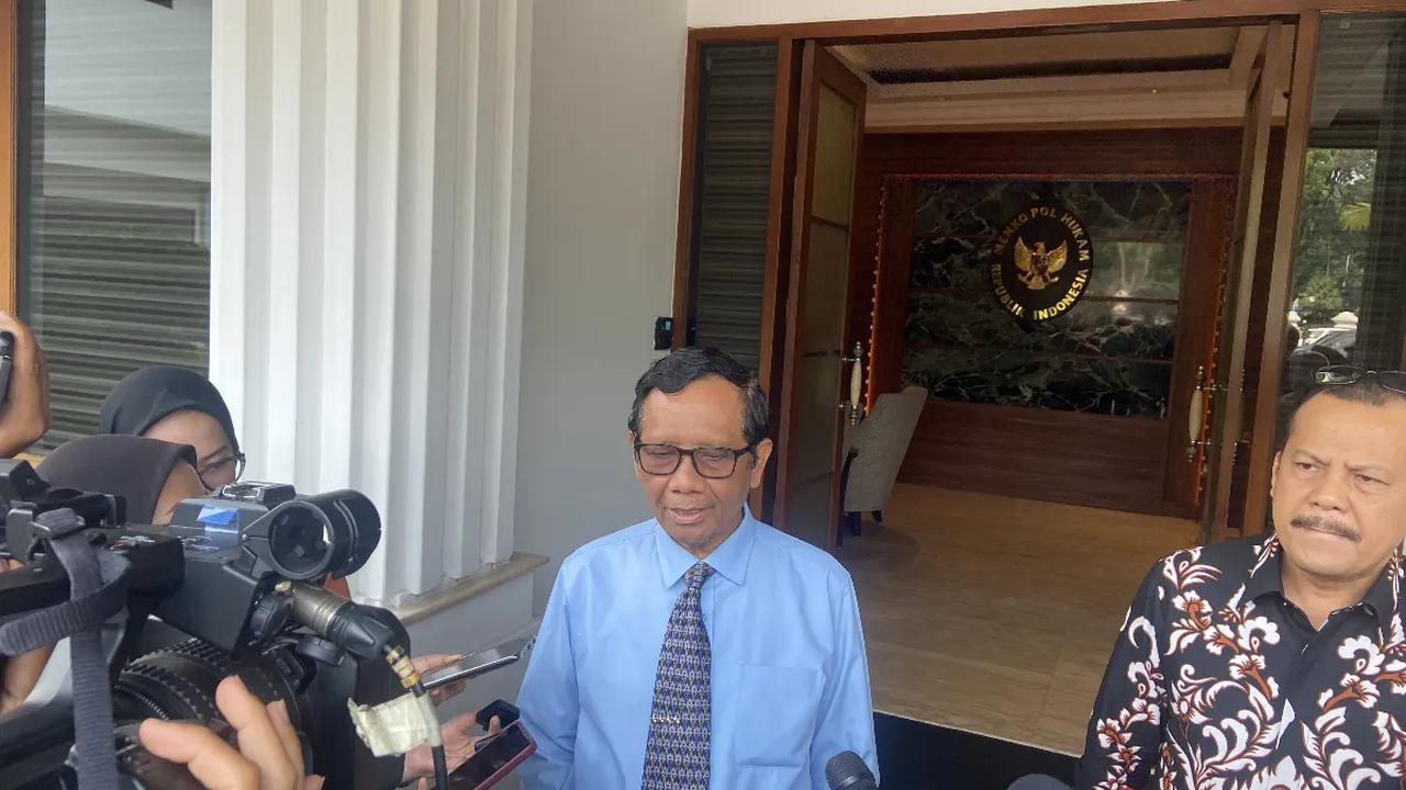 Mahfud juga menegaskan bahwa sikap orang-orang yang mengganggu kebutuhan ibadah orang lain dengan mengatasnamakan agama adalah tindakan terorisme.<br>