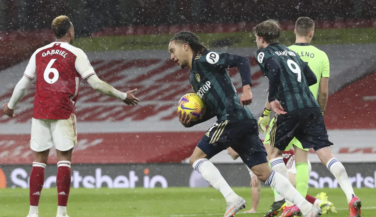 Gelandang Leeds United, Helder Costa (kedua dari kanan) melakukan selebrasi usai mencetak gol kedua timnya ke gawang Arsenal dalam laga lanjutan Liga Inggris 2020/21 pekan ke-24 di Emirates Stadium, London, Minggu (14/2/2021). Leeds United kalah 2-4 dari Arsenal. (AP/Catherine Ivill/Pool)